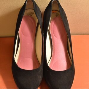 Nine West black suede platform heel EUC